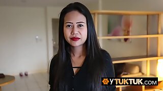 Азиатское милашка приветствует в отеле с конским хуй в своей пизде