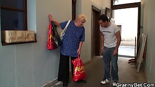 Молодой парень помогает Старому бабуля