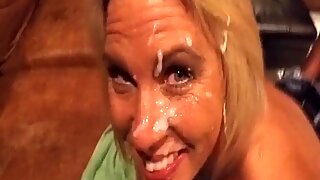 Um ejacular em seu rosto enquanto alguém fode ela