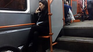 Hot dögös középkorú anyák in black combfix in late tram