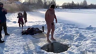 Az ember ugrik a jég lyukban https://nakedguyz.blogspot.com