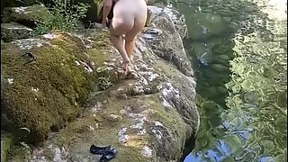 MILF flitsen en masturben door de rivier