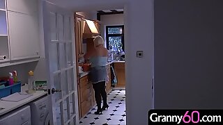 Bà ngoại ra khỏi nhà từ một ngày đi mua sắm và phát hiện một kẻ đột nhập bịt mặt trẻ tuổi vào nhà!